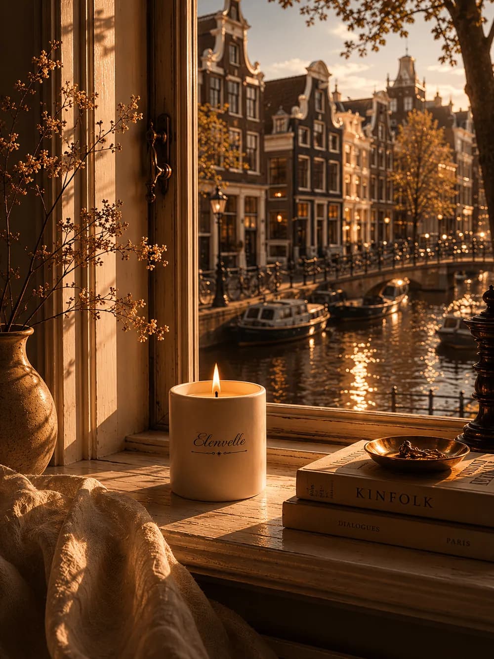 Kaars bij een raam in het gouden uur